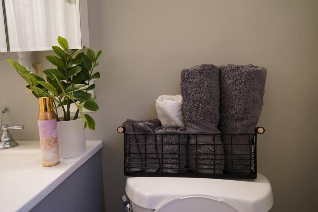 Stylish 1br Unit W/free Parking-walk To Metro